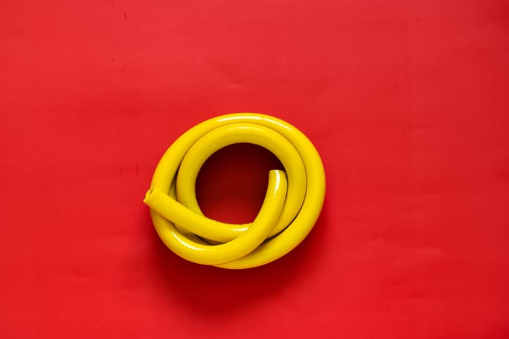 żółty silikonowy sznurek na czerwonym tle